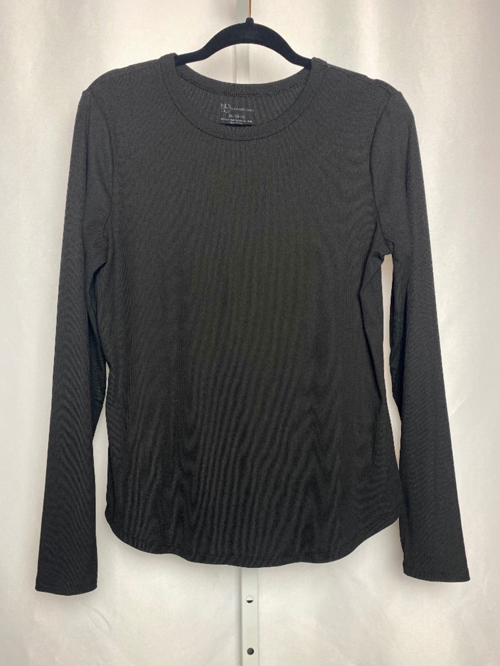 No Boundaries Womenʻs Black Ribbed Knit Long Sleeve Top with Rounded Hem XL